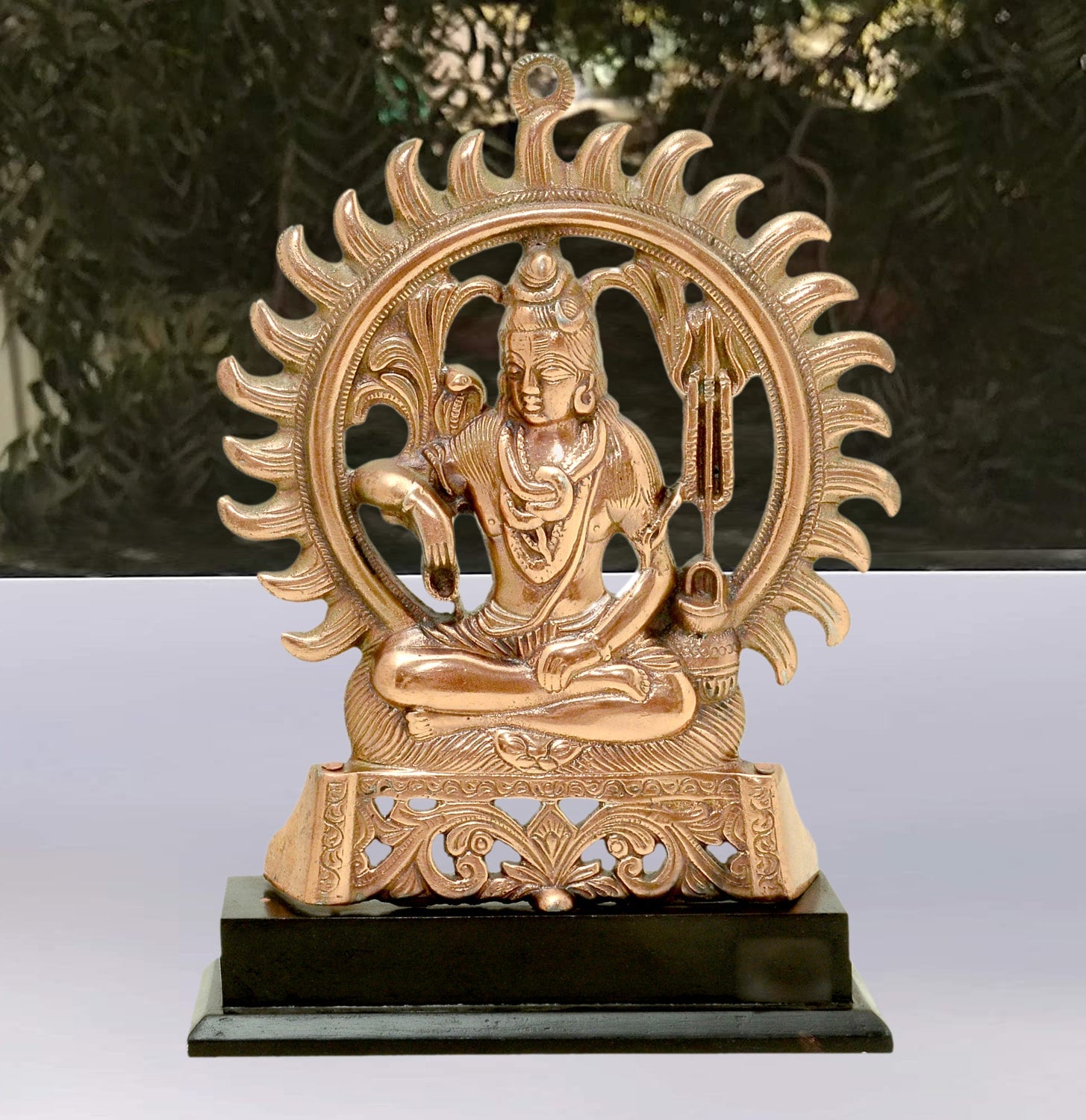 craftearth-black-metal-shankar-plate-with-wooden-stand-2-min